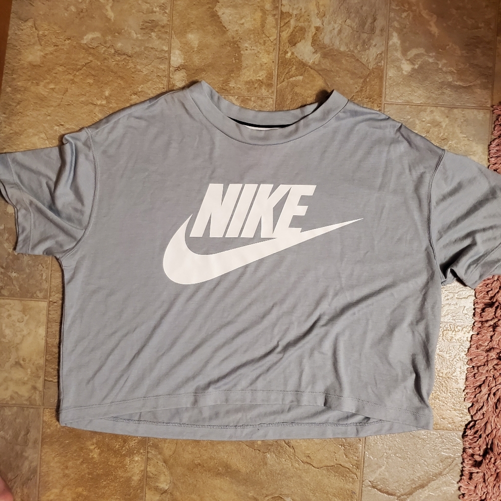 Nike NWOT cropped tee